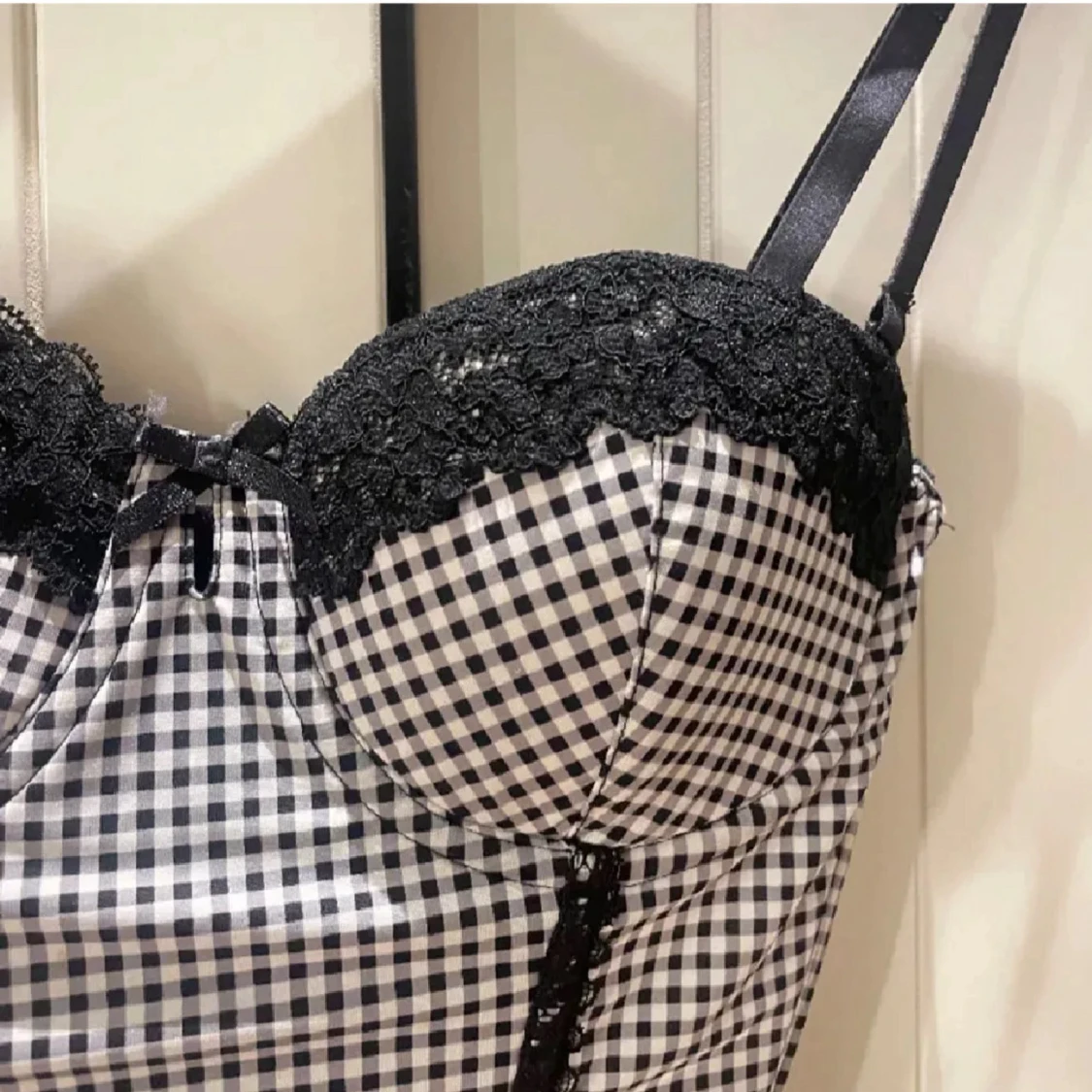 Svartvit rutig korsett med spets - 1