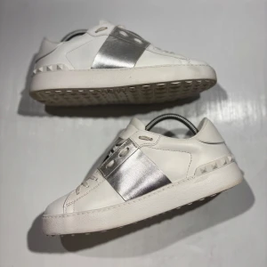 Valentino skor - Hej! Säljer nu mina skor från märket Valentino, storlek 39 bra skick, allt på bilden ingår. Tveka inte på att höra av dig om du har frågor eller funderingar kring skorna! 