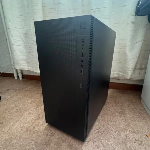 Nybyggd gamingdator (GTX 1660 Ti+i5-9400F) - Jag säljer en nybyggd gamingdator som passar perfekt till mindre krävande spel eller arbete. Grafikkortet är GTX 1660 Ti och processorn är Intel core i5-9400F. Datorn har 16gb ddr4 2666mhz minne och 1tb m.2 nvme lagring. Chassit har fyra fläktar (Tre på framsidan och en på baksidan) och datorn har en 550W nätaggregat. Datorn använder sig av luftkylning för processorn. Det är en Cooler Master Hyper 212 Black.