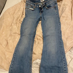Blåa bootcut jeans - Säljer ett par bootcut jeans från lager 157 i stl xs short. Passar mig som är 164, jättefint skick men används tyvärr inte längre. Köpta för 400