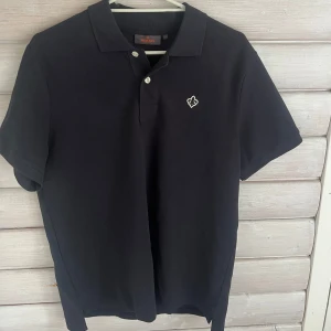 Morris piké  - Tja! Säljer denna sjuk snygga piké’n från märket Morris! Den är använd fåtal gånger dvs ny skick, (priset är ej hugget i sten) kontakta mig vid minsta fundering😃🙌