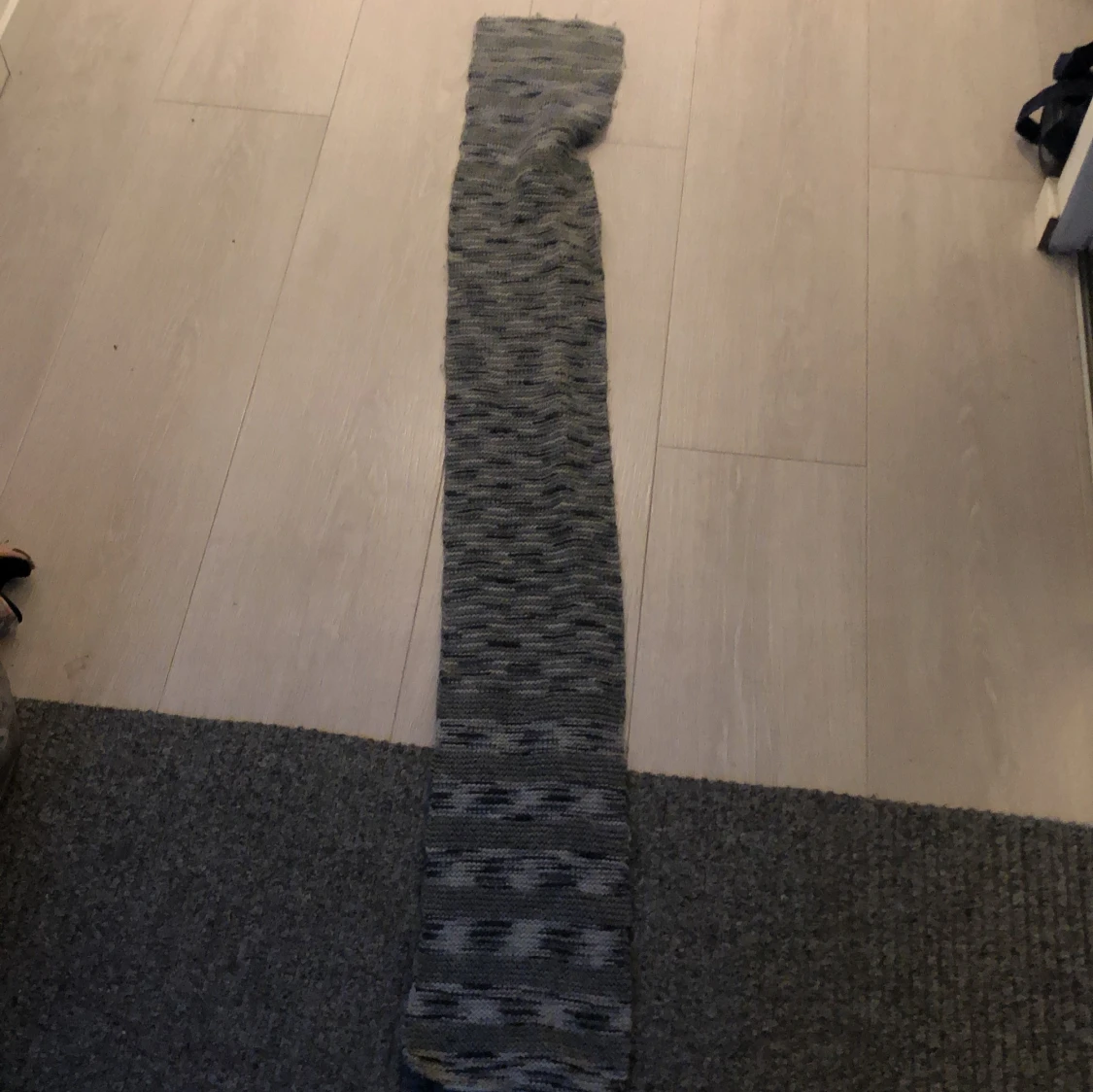 Grå stickad halsduk med mönster - 2