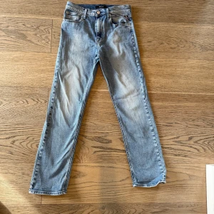 Replay THAD ljusblå raka jeans - Snygga ljusblå jeans från Replay med raka ben. Jeansen har en cool tvättad look, läderpatch med Replay-logga på backsidan. Skriv gärna om ni har funderingar!