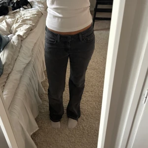 Levi's Superlow Bootcut jeans grå - Säljer ett par grå Levi's Superlow Bootcut jeans i storlek 28. De är upp sprättade nedtill men annars inga skador💞jag är 170 lång