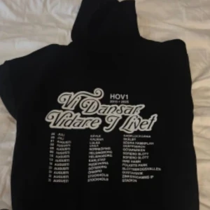 SÖKER  Hov1 hoodie Vi Dansar Vidare - SÖKER en hov1 hoodie i stl xs/s.   pris max 700