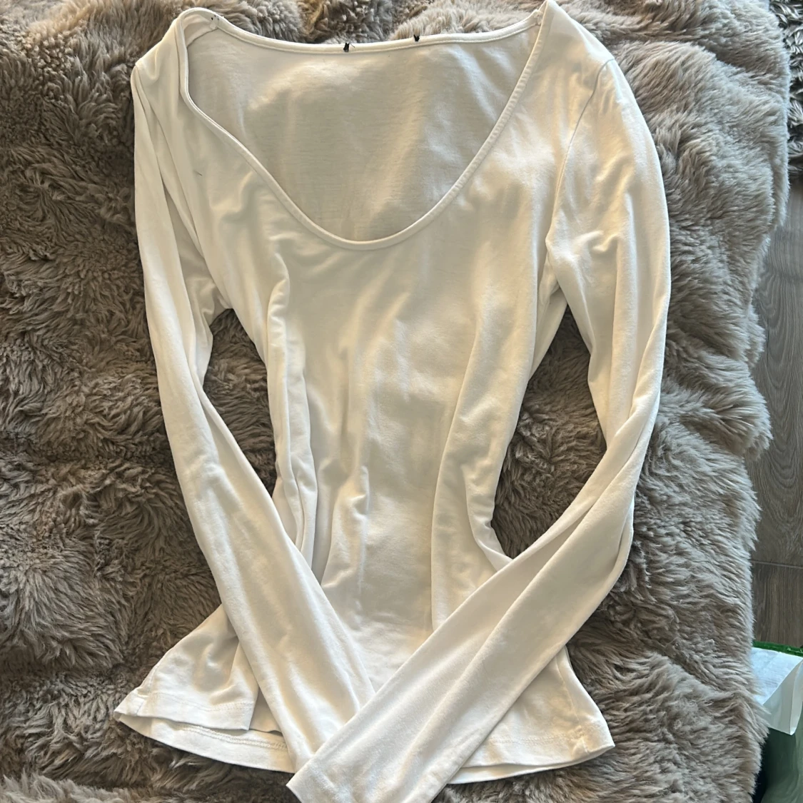 Vit långärmad topp med djup urringning