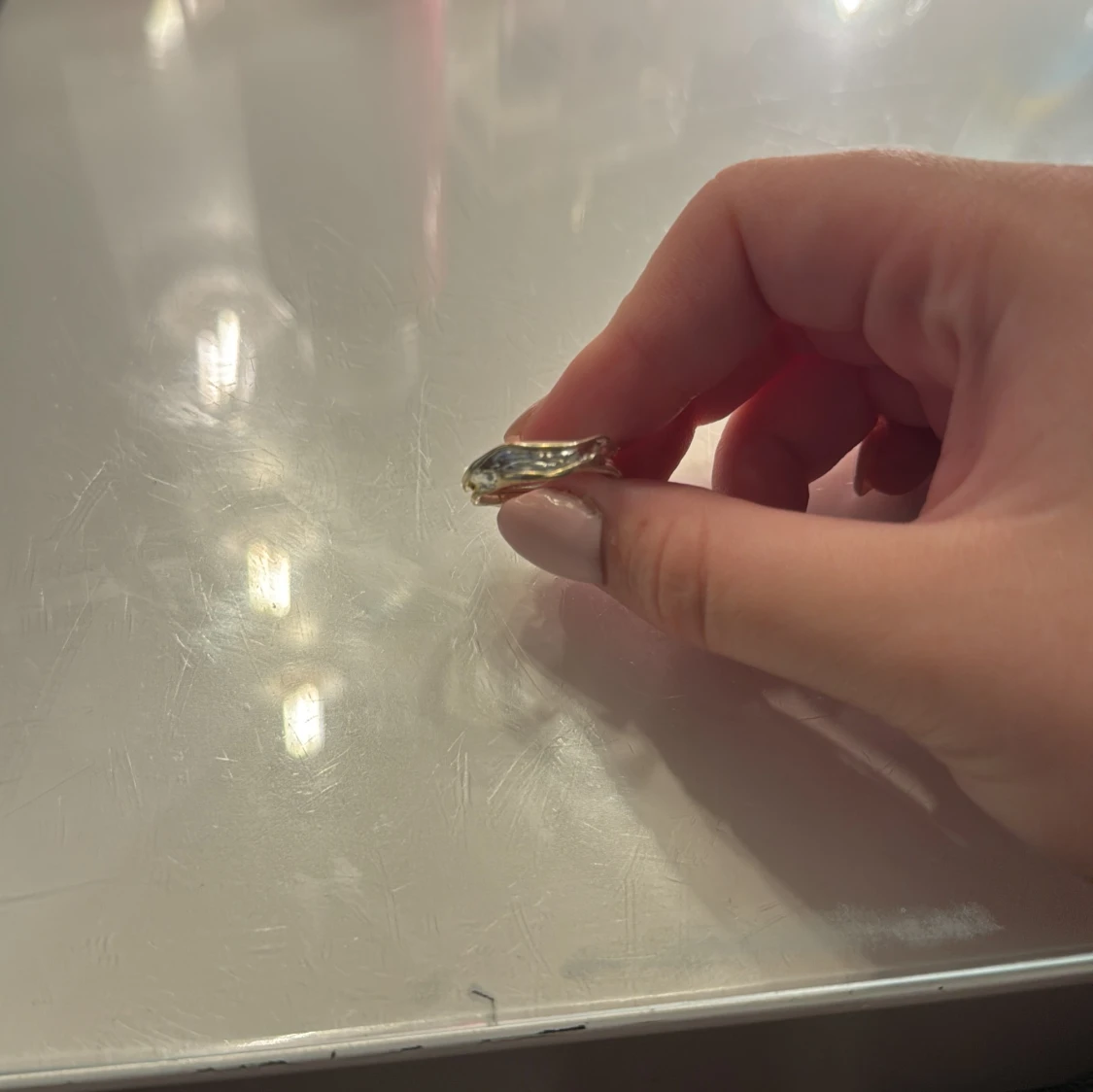 Snygg guldfärgad ring med vågig design