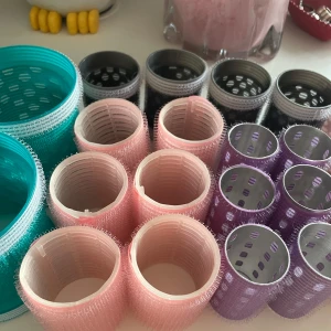 Färgglada papiljotter i olika storlekar - Säljer 28st hårspolar i plast och metall med kardborre, perfekta för att fixa volym och lockar. Finns i turkos, rosa, lila och svart, och flera olika storlekar. Superenkla att använda och passar både kort och långt hår.