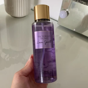 Victoria’s Secret body mist - Luktar fräscht, knappt använd ❤️
