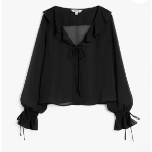 Svart blus med volang och knyt - Supersnygg svart blus från Kappahl. Säljer då den inte kommer till använding längre