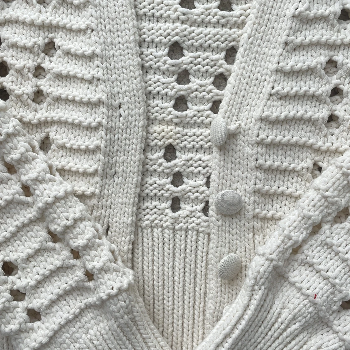 hålstickad kofta  - 1