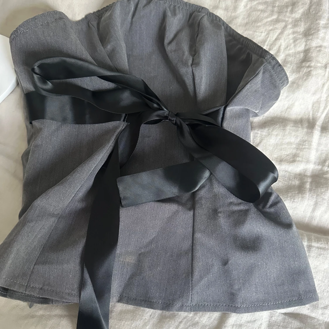 Grå tubtopp med svart rosett