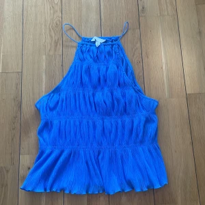 Jätte fin topp ❤️❤️ - Säljer en jätte fin topp från hm som jag bara använt en gång. Säljer då den knappast kommit till användning. Toppen skick!! Kom på dm om ni har nån fråga.❤️❤️
