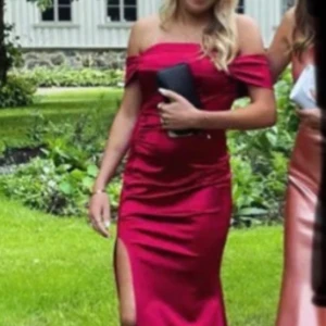Röd satin klänning med slits❤️ - Storlek S, köpt av en annan tjej på Plick