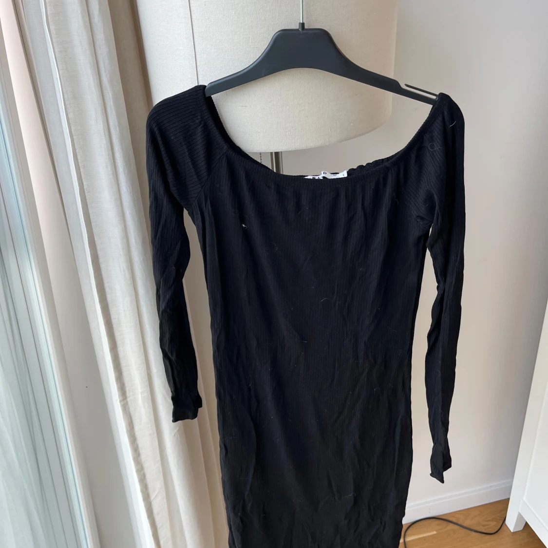 Svart ribbad långärmad offshoulder klänning NA-KD