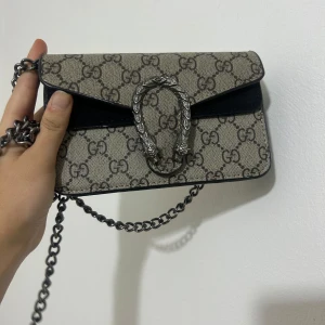 Väska  - Säljer nu min väska som jag inte är i behov av. Vid mer frågor kontakta gärna mig! pris kan diskuteras vid snabb affär 