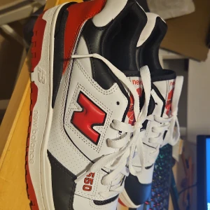New balance 550 Red black - New balance skor model 550's svarta, röda och vita.  Använts 1 gång och är helt ren kommer med kartong och är I bästa kondintion