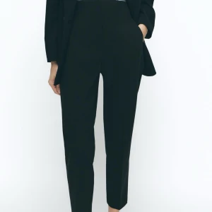 ZARA HIGH-WAIST TROUSERS - Snygga svarta kostymbyxor med hög midja och raka ben. Byxorna har en stilren look med diskreta fickor och croppad längd som ger en modern vibe. Perfekta att matcha med en blazer eller en cool t-shirt för en clean outfit.