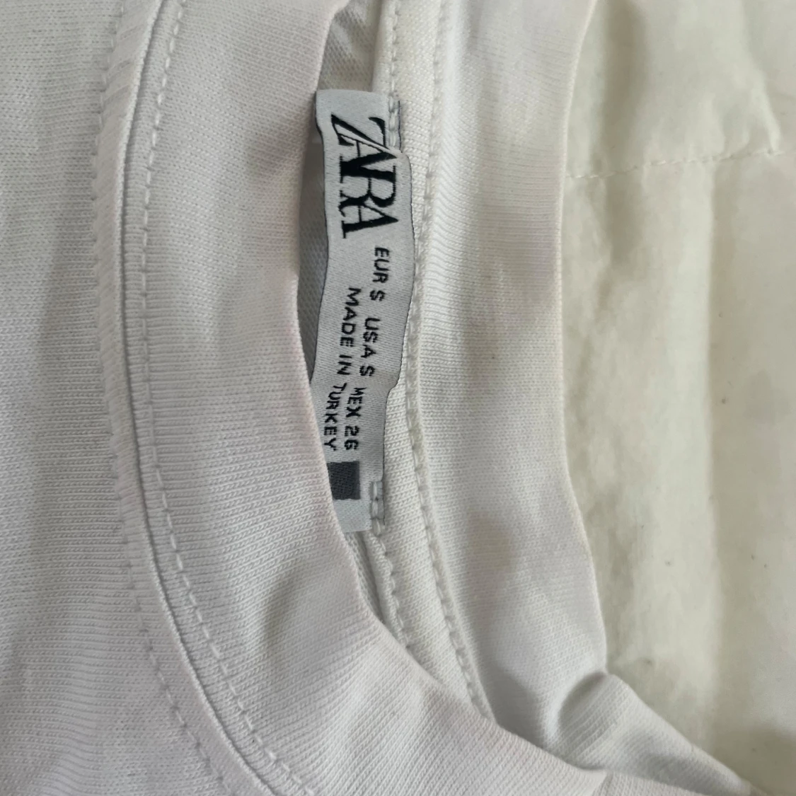 Vit t-shirt med konsttryck från Zara - 3