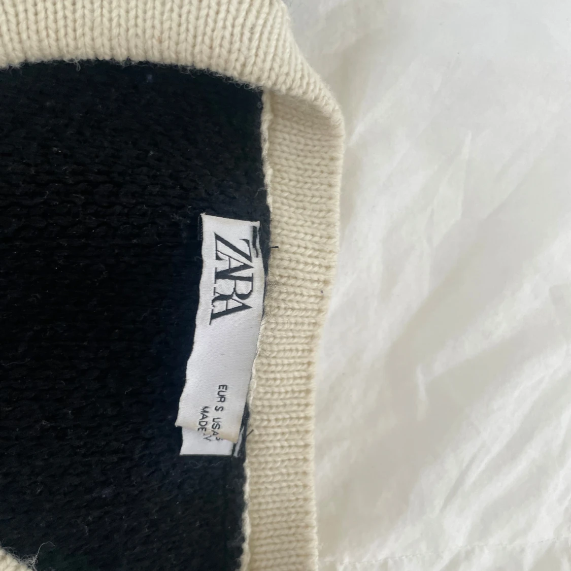 Svart kofta med guldfärgade knappar från Zara - 3