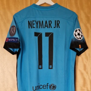 Neymar Jr fotbollströja Barcelona 15-16 - Neymar Jr Barcelona repIika fotbollströja 15-16. Helt ny med tag. Storlek: Small