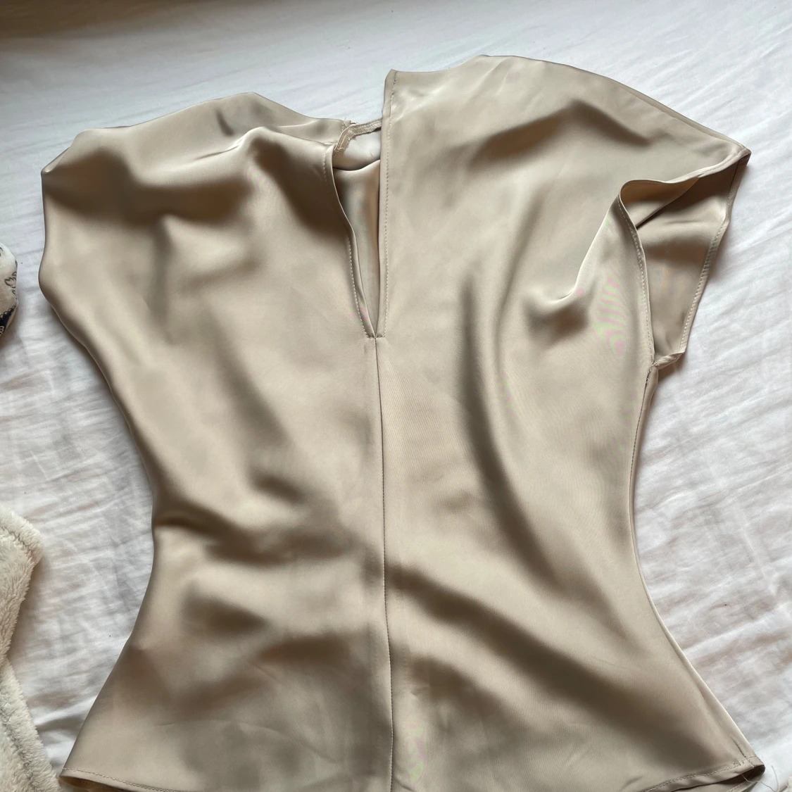 Beige blus från Zara i sidenlook - 2