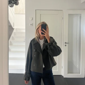 Mörkgrön jacka - Mörkgrön kort kappa perfekt till hösten