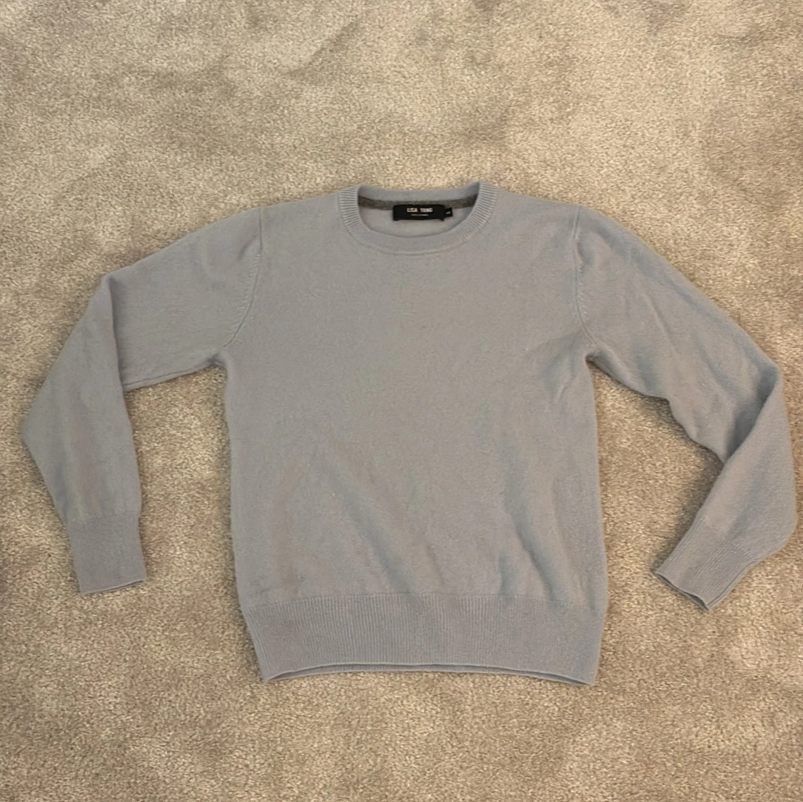 Ljusgrå kashmirtröja från Lisa Yang