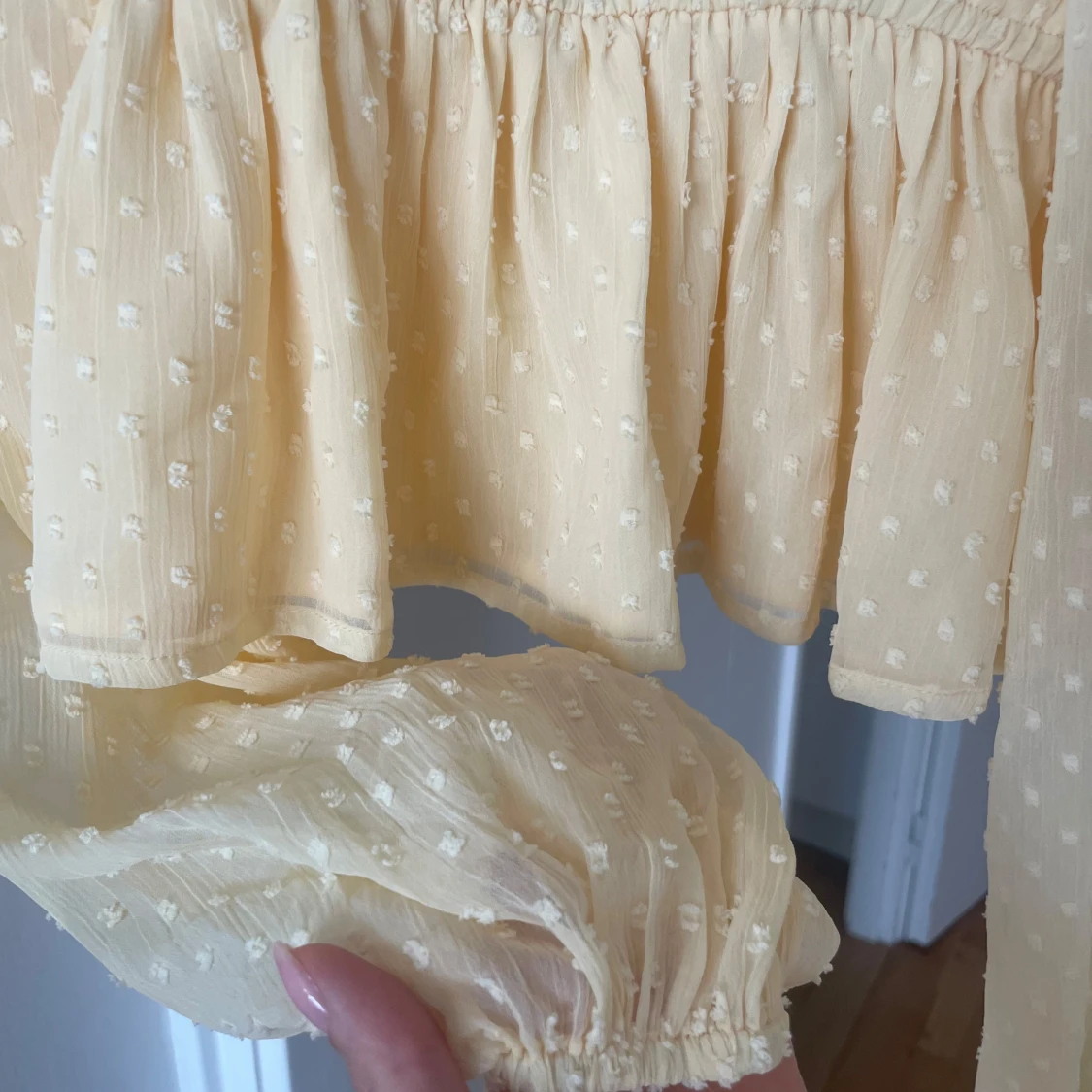 Ljusgul prickig blus från NA-KD - 1