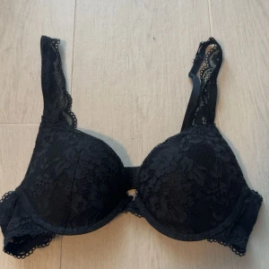 Malva bh lindex - snygg bh, lik den från intimissimi, modell malva, använd fåtal gånger, strl 75A