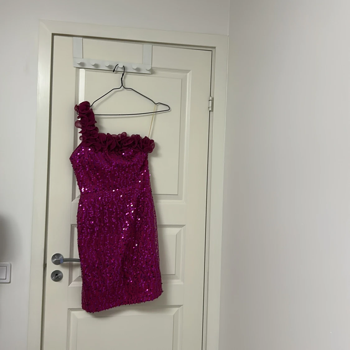 Glittrig rosa one shoulder klänning