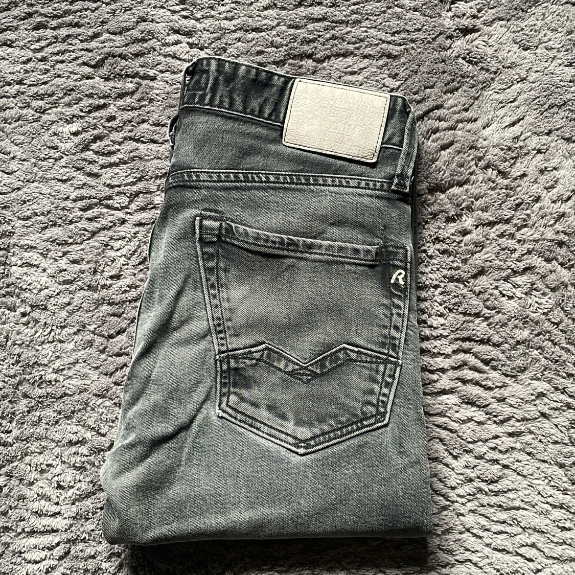 Gråa Replay jeans, storlek 28W 32L - 2