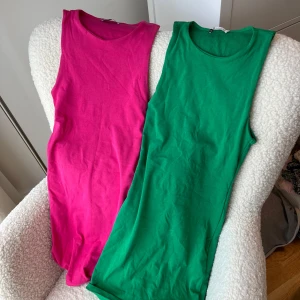 Två ärmlösa bodycon klänningar från Zara - Säljer två snygga ärmlösa klänningar från Zara i storlek S. Den ena är knallrosa och den andra grön, båda i mjuk bomull med rund hals och rak passform. Perfekt för dig som gillar färg och vill ha en enkel, chill look. Köp en eller båda! 1 för 30 eller 2 för 50❤️