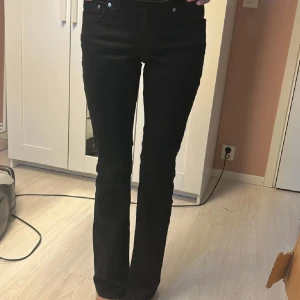 Svarta jeans  - Svarta bootcut jeans från Gina tricot. Klassisk femficksmodell med normal passform. Helt oanvända. Jeansen är tillverkade i mjukt denimtyg och har stilrena detaljer som ger en cool vibe.