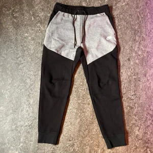 Nike tech byxor - Säljer mina helt nya Nike tech byxor, är i storlek  S , pris kan endast sänkas vid snabb affär