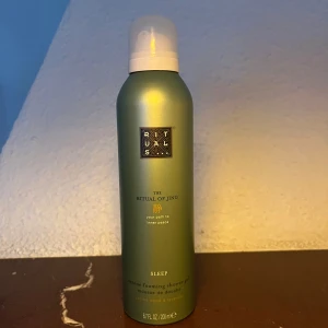 Rituals The Ritual of Jing Sleep - Rituals The Ritual of Jing Sleep är en lyxig duschmousse i en grön metallflaska med svart och vit logga. Innehåller 200 ml och har doft av sacred wood och lavendel. Perfekt för dig som älskar avslappnande och väldoftande duschprodukter.