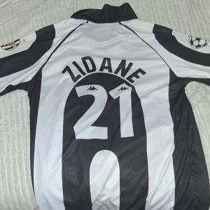 Juventus Zidane #21 fotbollströja Kappa - Zinadine Zidane fotbolls legend. Tröja helt ny storlek M