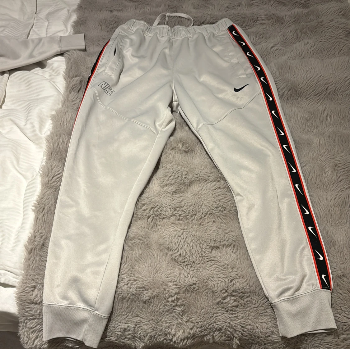 Kan röra på priset. Nike vit, svart och röd tracksuit med logoband(S) - 2