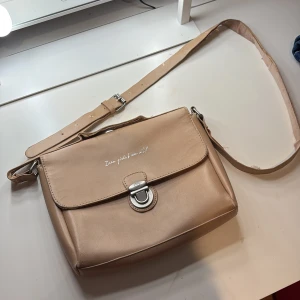 Beige väska från Zara  - Säljer en beige väska från Zara för den inte kommer till användning.