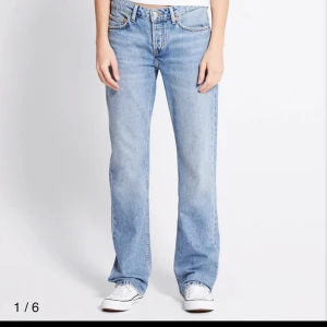 Ljusblå jeans  - Snygga ljusblå jeans från 157 Icon med klassisk femficksdesign och raka ben. Jeansen har normal passform och är tillverkade i slitstarkt bomullsjeansmaterial. Perfekt för dig som gillar en chill och tidlös look med lite retrovibe.