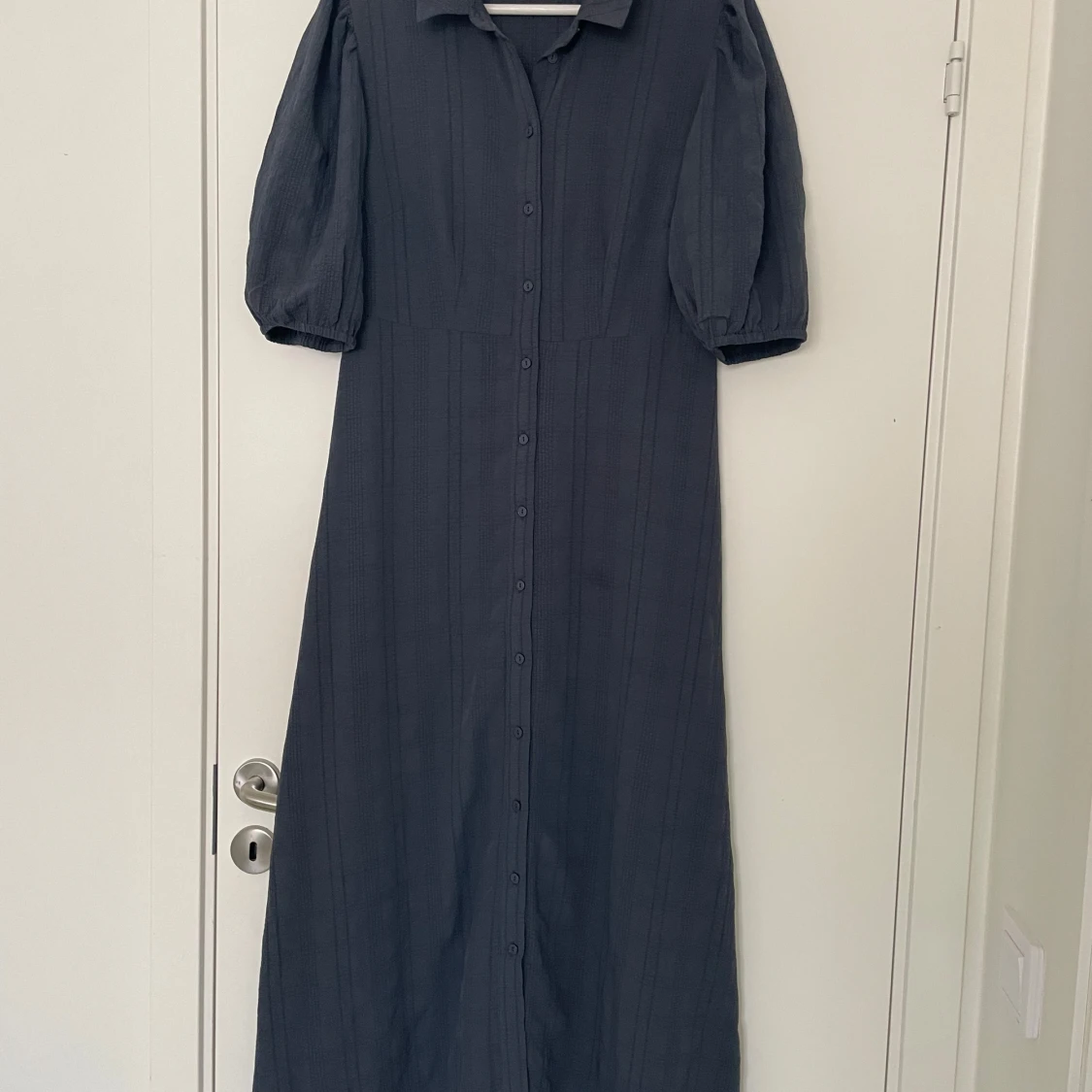 Gråblå långklänning från Soaked in Luxury