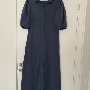 Gråblå långklänning från Soaked in Luxury - Snygg gråblå långklänning från Soaked in Luxury ✨ en avslappnad passform som känns både trendig och bekväm. Tyvärr för liten för mig 🩶