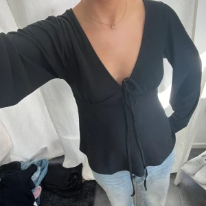 Blus - Jätte fin blus från bikbok! Sparsamt använd, inga defekter, storlek S💗(lånade bilder)