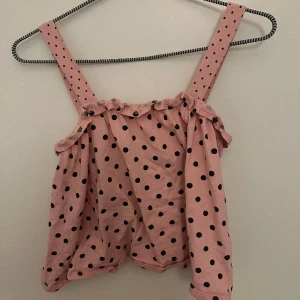 Prickigt linne - Prickigt linne från Zara. Så fint till sommar/vår! Barnstorlek 152 men sitter som xs