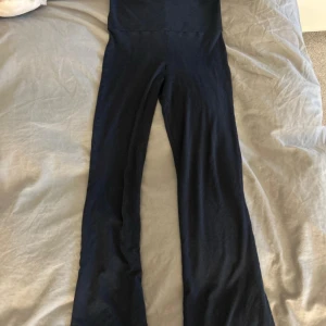 Yoga pants - Väl använda men bra skick, ett litet litet hål vid knäet bara.