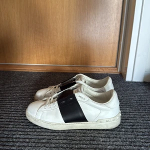 Valentino Garavani Open sneakers vit/svart - Valentino skor i storlek 40,5 men passar 41,5. Skorna är svarta samt i väldigt bra skick. Kommer med dustbag.