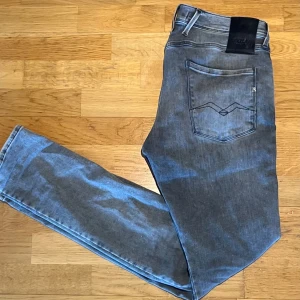 Replay anbass - Säljer nu ett par gråa replay anbass i bra skick, storleken är 32/34 och priset är 399. Bara att ställa frågor vid funderingar🙌🙌