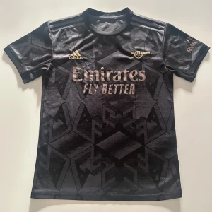 Arsenal tröja - Säljer en tvär fet Arsenal tröja 22/23 borta-ställ ⚽️🏅Galant för sommarn då den sitter gött på än och är storlek SMALL 👕💯