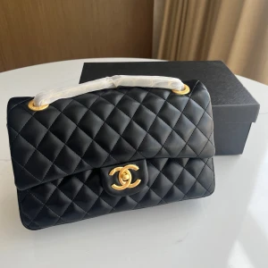 Svart Chanel Väska - Superfin Chanel väska i svart läder, helt oanvänd. Box ingår 💕