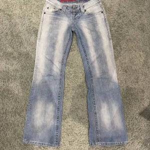 Ljusblå  jeans  - Ett par suuuupersnygga ljusblå bootcut jeans  med låg midja. Säljer då dom tyvärr är för små för mig. W:27 L:34. Priset kan diskuteras vid snabb affär. Skriv för frågor eller fler bilder!😁